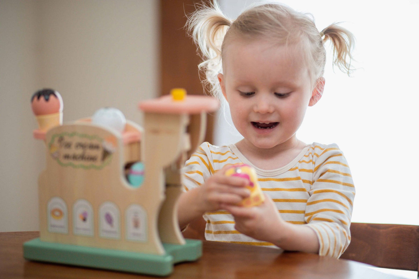 Ice Cream Maker Toy for Toddler's Kitchen Pretending Play, Train Fine Motor Skill and Concentration for Kid's Early Education